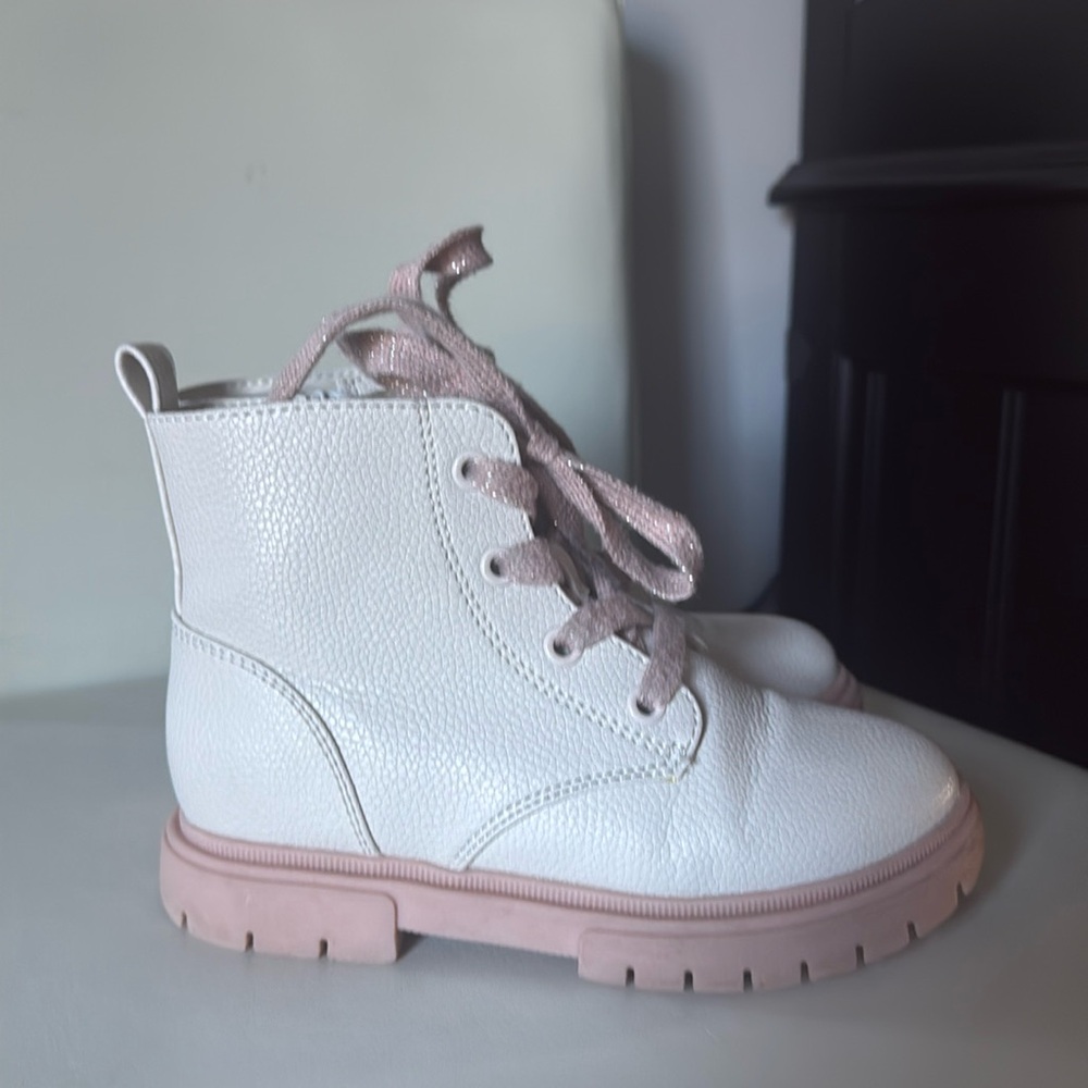 Girls light pink leather boots, glittery pink laces, excellent condition